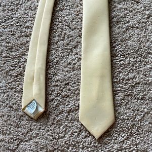 Pale yellow skinny tie from the 1980s by Del ‘Orso di Roma
